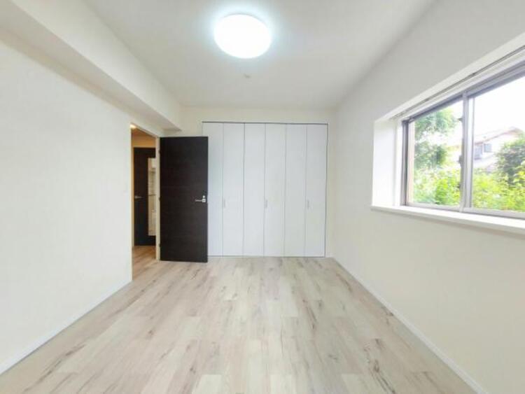 内装 ７帖の洋室は主寝室に　２面採光の明るい