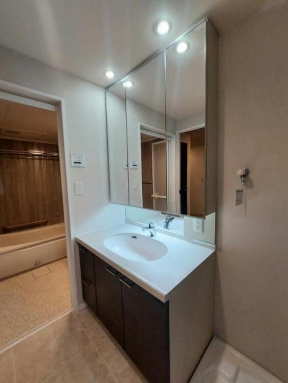 洗面 毎日の身支度をスムーズに。視界広がる三面鏡付き洗面台