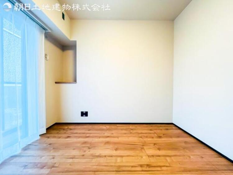 内装 【洋室】大きな窓からたっぷりと陽光が注がれる明るい空間です。家族の成長に対応できる永住仕様の間取り!