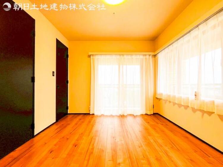 内装 【洋室】光が取り込みやすい2面採光の居室。日当たり良好です。しっかりした大きさのクローゼットを完備!