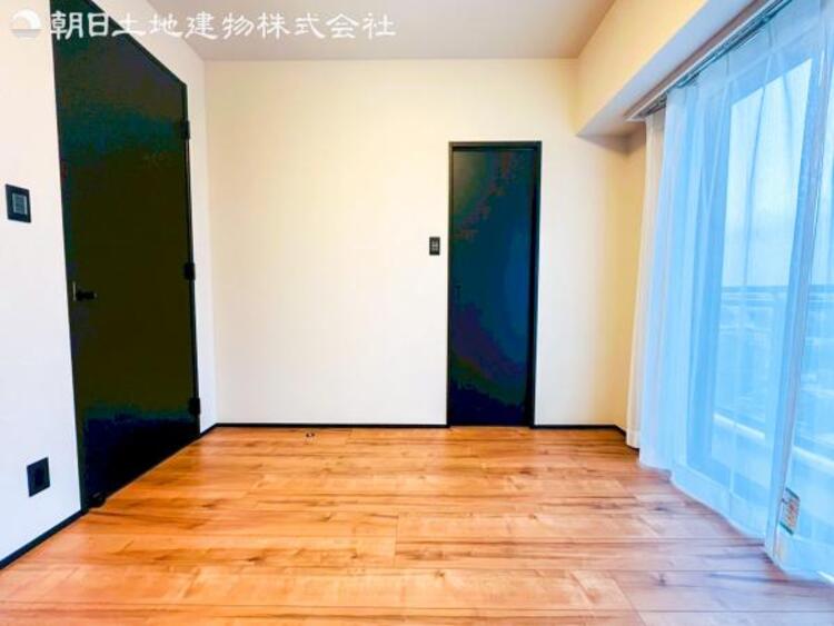 内装 【洋室】光もアクセントの一つとして。一人時間も充実のものに!プライベートルームには光が差し込みます!