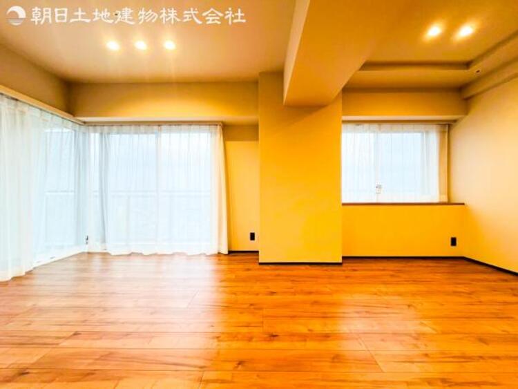 居間 【リビング】ダイニングテーブルやソファーの家具も配置できます。ゆったりとした広さの空間