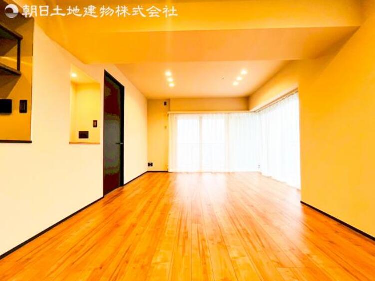 居間 【リビング】家族だんらんの時間が増えそうなこだわりの空間!!大型の家具を配置しても余裕があります
