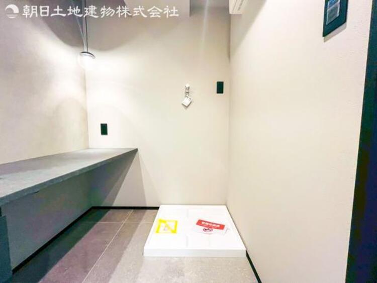 洗面 【洗面・脱衣所】ストレスフリーな広いランドリースペース。 大きな洗濯機乾燥機もしっかりとおけます。