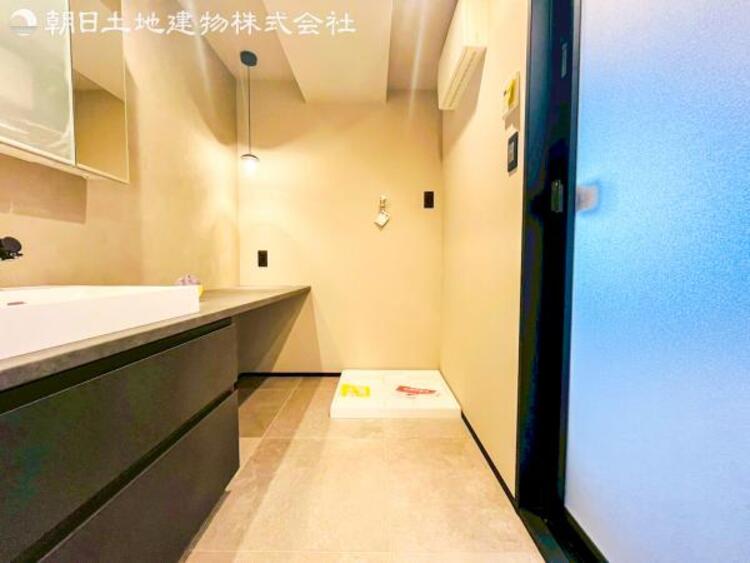 洗面 【洗面・脱衣所】ストレスフリーな広いランドリースペース。 大きな洗濯機乾燥機もしっかりとおけます。