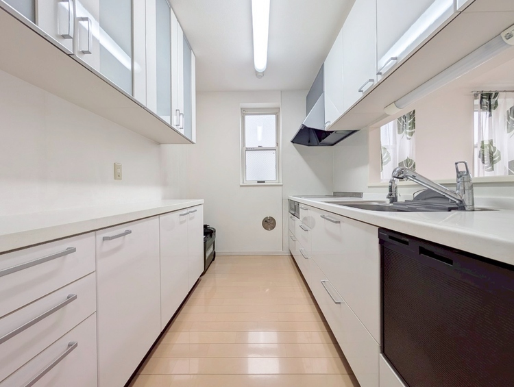 キッチン スマートな意匠と充実の機能を備えたキッチンが、暮らしにおいしい彩りを添えます。