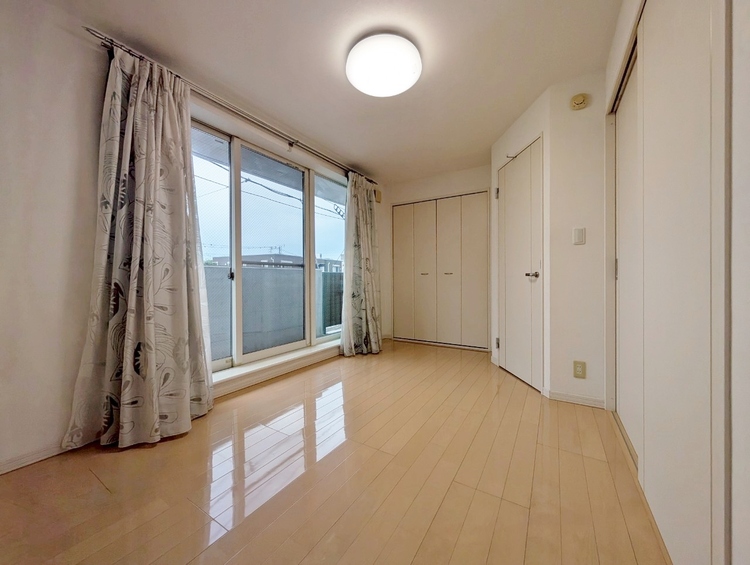 寝室 ベッドも十分に設置するスペースがあります。