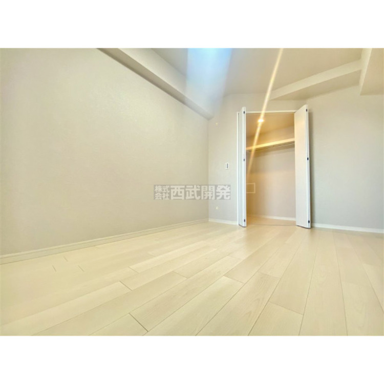 内装 大容量のウォークINクローゼット付、衣類や鞄のほかに、かさばる荷物や季節物もスッキリ片付きます。