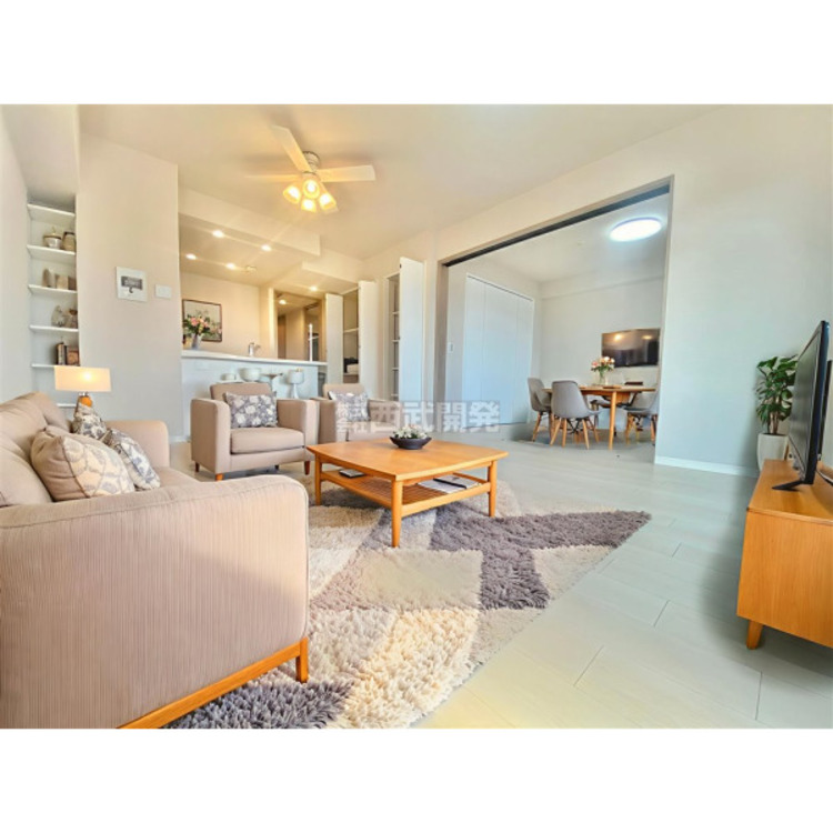 居間 配置してある家具や小物はCGによるイメージです。柔らかな光が射し込む家族団らんのＬＤＫ