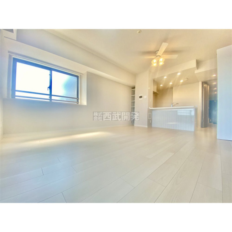 居間 リビングには太陽の光が射し込みます。家族が集まる場所だからこそ、明るい空間作りがかかせません。