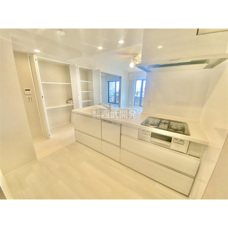 キッチン カウンター越しに生まれる家族のコミュニケーション。