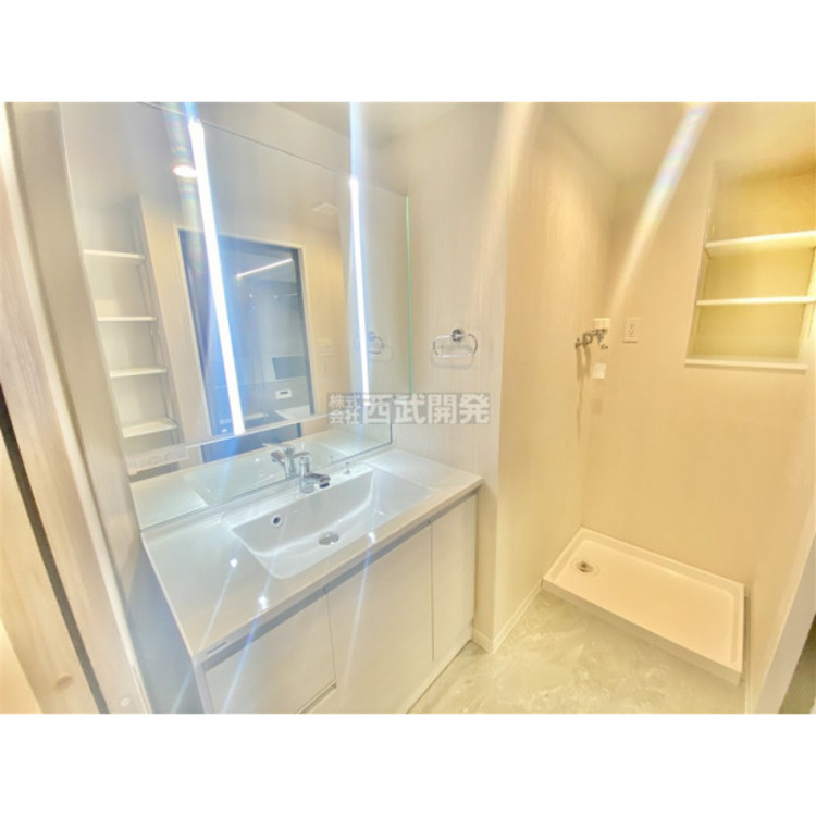 洗面 収納力と機能性に優れた三面鏡洗面化粧台です。鏡の裏は収納スペースになっていますので、すっきり清潔に保てます。