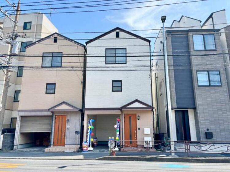 外観 凛とした表情を見せる外観は時の移り変わりの中で様々な表情を見せてくれます。素材の持つ独特な存在感により「永く住み続ける住まい」にふさわしい住宅が完成しました。