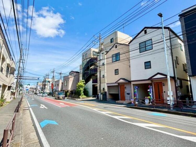外観 ゆとりの前面道路と敷地に加え、室内からこぼれる光が美しい外からの眺め。毎日の帰宅時に微笑みと安らぎを与えてくれます。