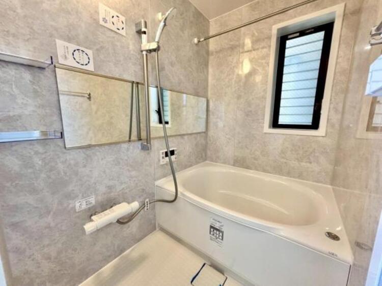 風呂 お子様と入れる広々としたバスルーム。一日の疲れを落とす場所としてリラックスできる空間、をコンセプトに内装カラーもこだわりました。