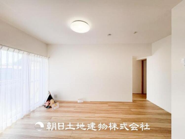 居間 【リビング】 開放的で明るい空間が広がるLDK。リビングには暖かな太陽が降り注ぎ、爽やかな住空間です。お友達を呼んでお茶をしたり、一緒に料理を楽しみながら楽しい時間を。 