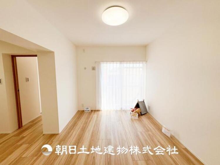 居間 【ダイニング】 温かい色合いのフローリングと清々しい爽やかなクロスが明るい空間を創り出しているダイニングキッチン。ゆっくりと過ごす空間に相応しく、ここで楽しむ時間が家族や友人との絆をより深めてくれそうです。 