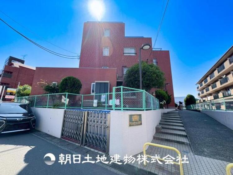 外観 【外観写真】 表現された空間はたくさんの光を浴び、風を感じ、暮らしの時間を豊かにしてくれます。デザインされた空間と競い合うかのような充実した建物と共に大切な家族の思い出を刻んでいきます。 
