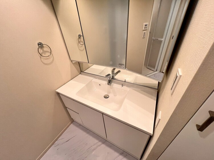 その他 清潔感を感じられる洗面化粧台。