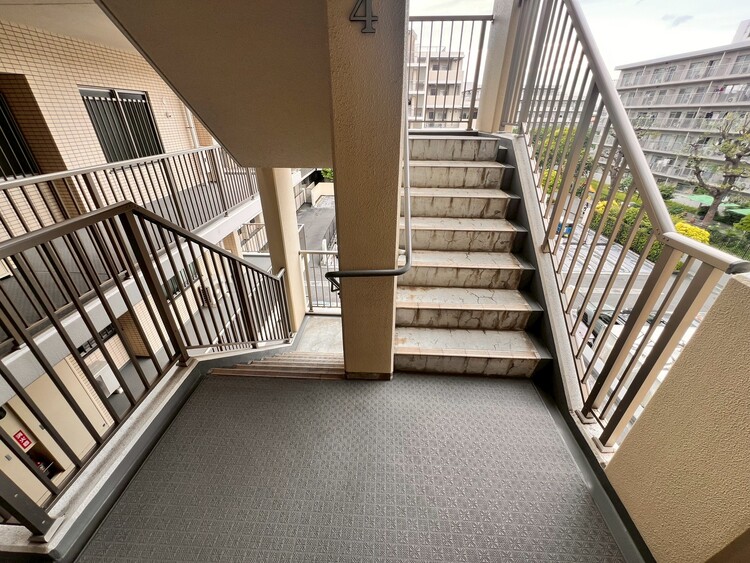 その他 共用部の階段です。明るく清潔に管理されています。
