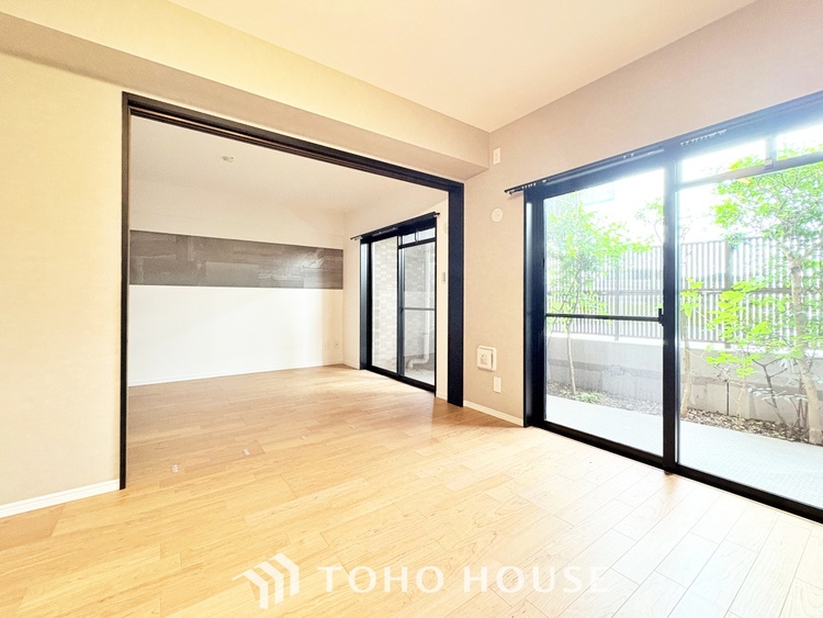 内装 【LIVING】◆扉を◆開くとこの景色。家族の”おかえり”の声が聞こえてきそう。