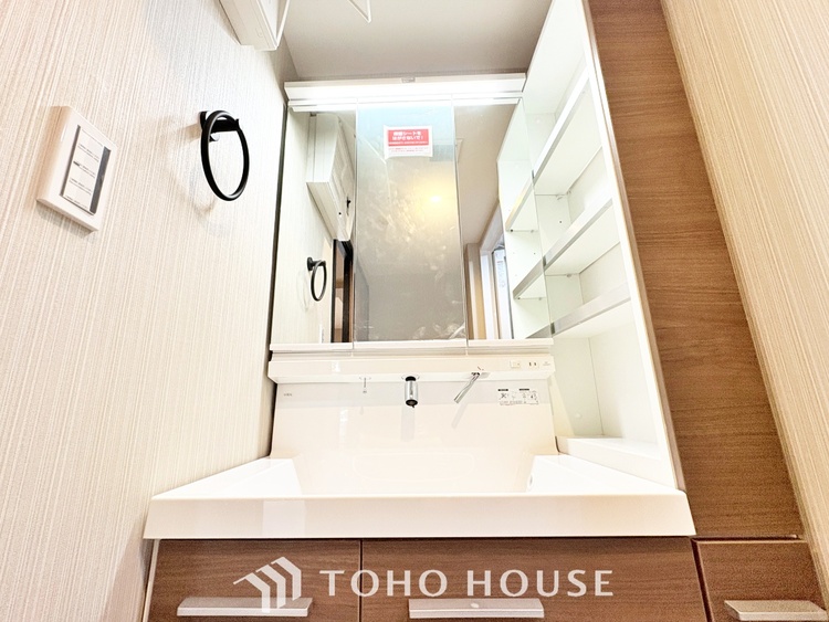 洗面 【WASHROOM】◆快適◆煌びやかな暮らしの中にも忘れたくない快適さ。大きな収納が助けてくれます。