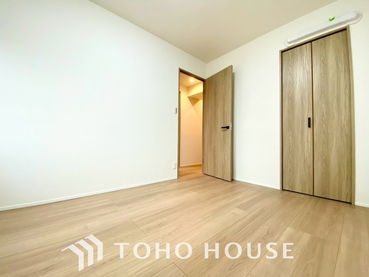 内装 使いやすく、明るい洋室に仕上がります。子供部屋や趣味のお部屋にご利用できます。ご自身で家具などを配置し、素敵な空間を創り上げられます。