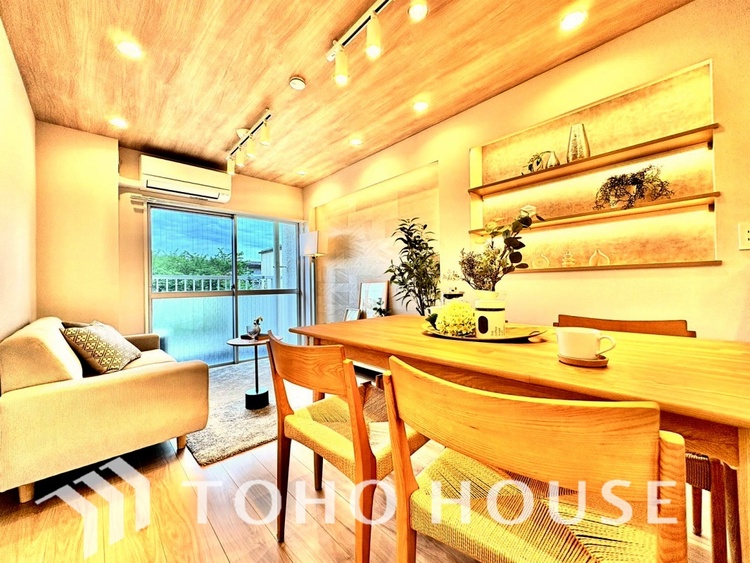 内装 忙しい朝でも、しっかり家族が揃って食事をして頂けるゆとりある大きさのダイニングスペース。リビングと和室の続き間は急な来客時になど使い勝手が良いです。実際の空間を体感してみて下さい！