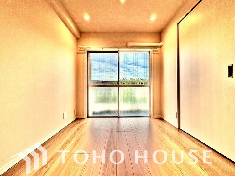 内装 【ROOM】感性を育むプライベートルームはシンプルでスマートな空間。好みの空間で読書をしたり、音楽を聞いたりと一人の時間も充実したものにできます。