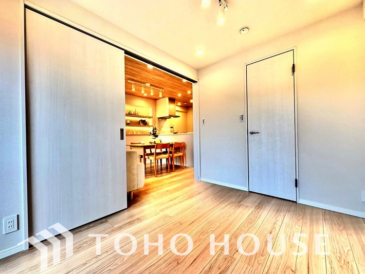 内装 風の通り道。舞い込んでくる風が優しく躍り、室内に爽やかな空気を運んでくる。そこに季節の息吹を感じて、いまがどんな季節なのかを実感する。