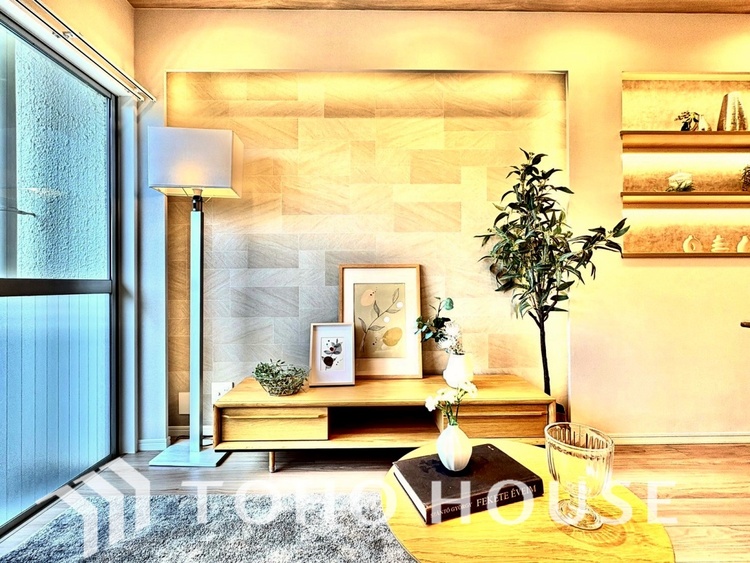 内装 叶えたかったのは落ち着きのあるナチュラルな風合い、そして開放感があるリビング。優雅な気分に浸れる幸せな時間を家族が自然と集まりたくなるこの空間で。