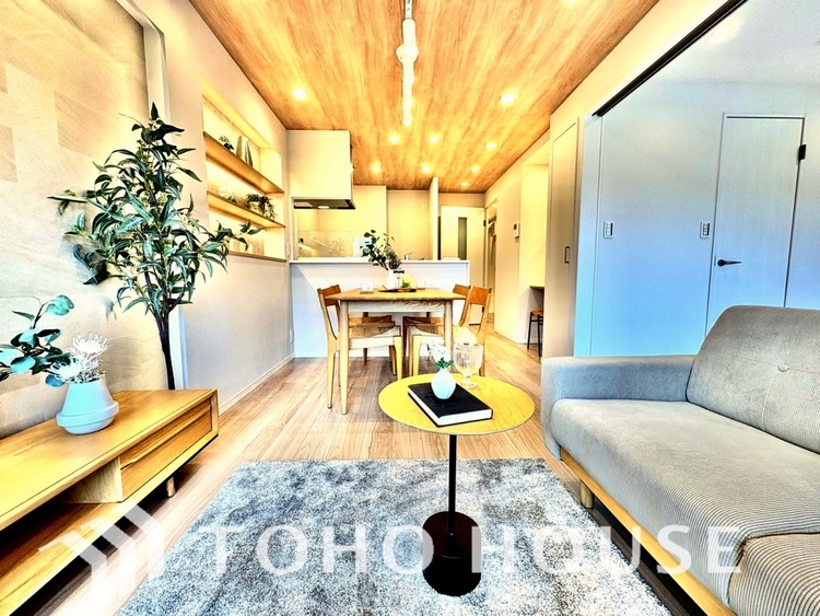 内装 ◆サンサンと◆差し込む太陽の光がこのリビングに笑いをもたらす。ソファの上のクッションがポカポカした暖気にぬくぬくと微睡んでいる。