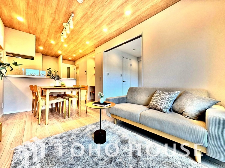 内装 ◆瀟洒な空間◆落ち着きのある彩が見事に調和させた瀟洒な空間を演出。ここに集まる家族の会話と笑顔が絶え間なく続く幸せな空間。