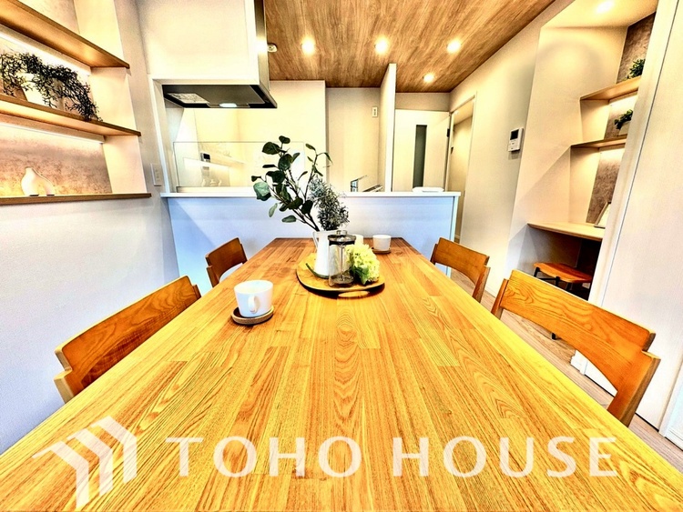 内装 ここはみんなが集い、食事と楽しい会話が始まる場所。話に夢中になりすぎて、ついつい時を忘れ、夜半過ぎになってしまう。そんな束の間の幸せを感じさせてくれます。