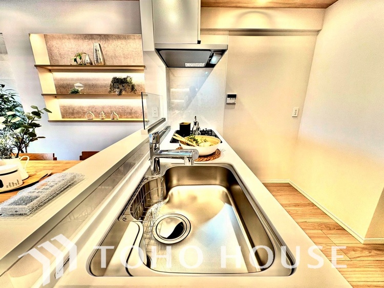 キッチン 手元の収納から、足元の収納までが全てスライド式で、奥のスペースまで有効に活用できます。奥まで上から見渡せるので、たまにしか使わない調理器具もサッと取出せます。