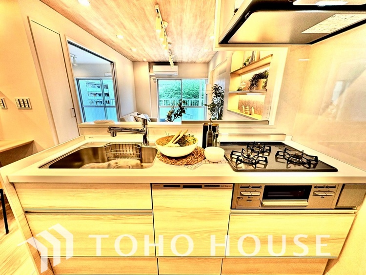 キッチン ◆愛育◆キッチンは家族の絆を育む大切な空間。シンプルで使い易いSystemKitchenで愉しく作る料理は愛情のある美味しいご馳走に。家族で使える広々としたダイニングキッチンです。