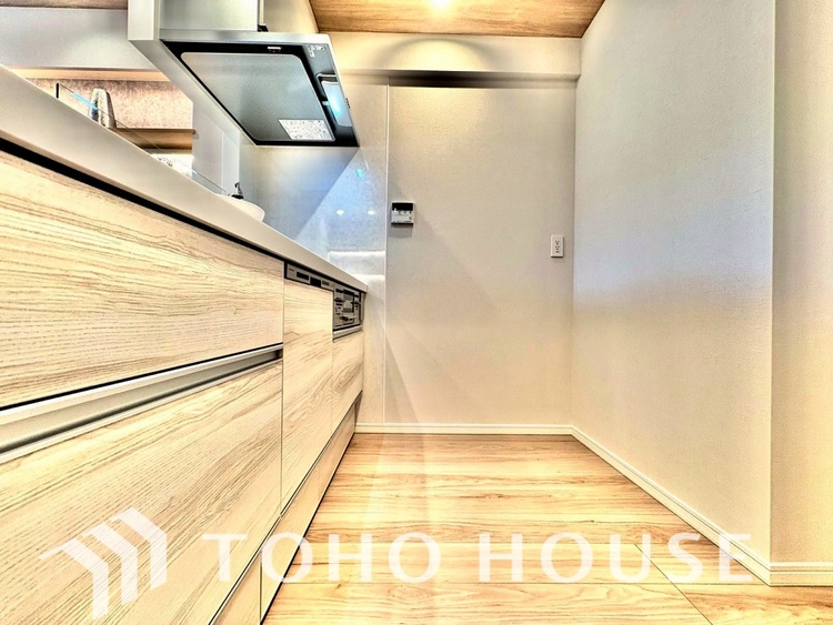 キッチン キッチンは家族の絆を育む大切な空間。シンプルで使い易いシステムキッチンで愉しく作る料理は愛情のある美味しいご馳走に。家族で使えるダイニングキッチンです。