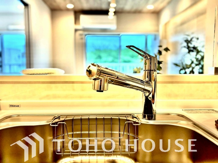 キッチン 広々としたキッチンのシンクは、料理の準備と片付けを楽にし、使いやすさを最大限に引き立てます。