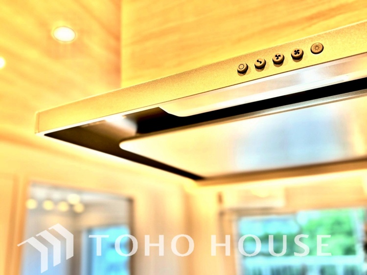 キッチン ここにはみんなが集い、食事と楽しい会話が始まる。話に夢中になりすぎて、ついつい時を忘れ夜半過ぎになってしまう。そんな束の間の幸せを感じさせてくれる場所でありたい。