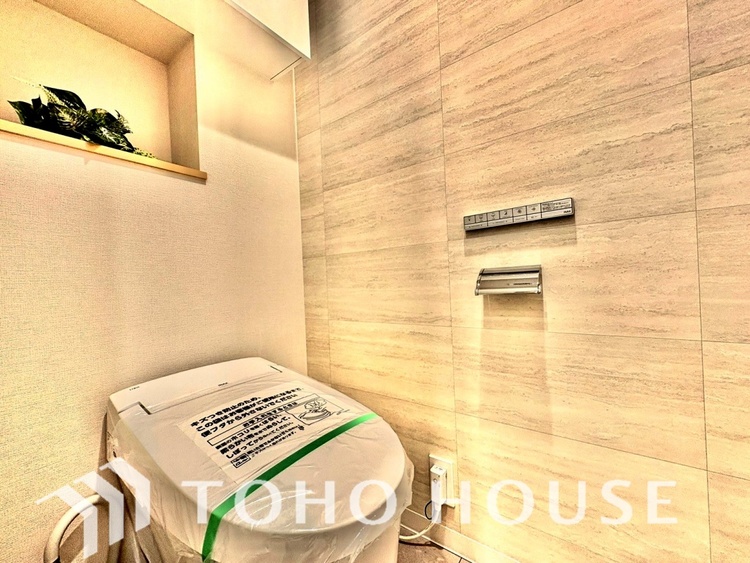 トイレ 清潔感あるホワイト調のクロスと温もり溢れるモダンカラーの床材が見事に調和した本邸宅は、毎日の生活を少しでも快適に過ごして頂ける様に落ち着いた雰囲気作りから行っています。