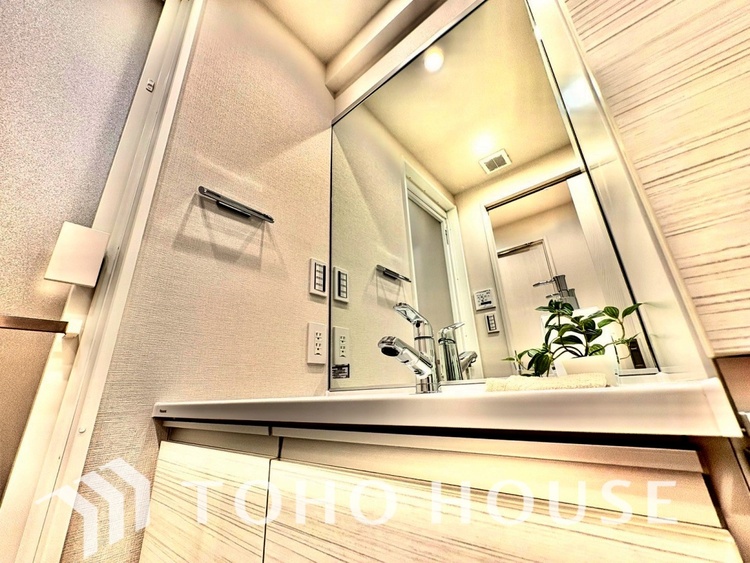 洗面 気持ちの良い朝をつくりだし、夕方には笑顔を取り戻させてくれるミラー。パウダールームはいつでも本来の自分を取り戻せる空間。明るく仕上げてあります。