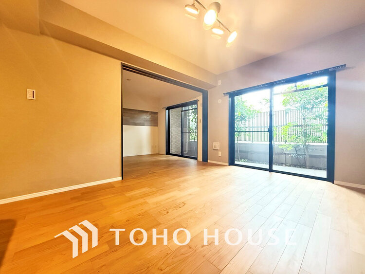 内装 家族みんなが爽やかに過ごせるように、光をたっぷり取り込んだLDK