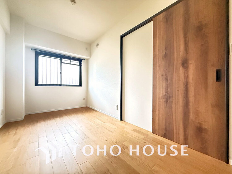 内装 採光もある洋室は、くつろぎのひと時を過ごすのにぴったり