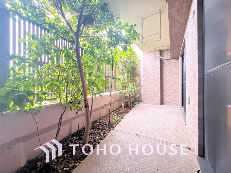 バルコニー 日当たりの良いバルコニーで晴れの日の洗濯物も楽しみになりますね