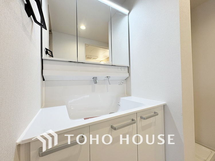 洗面 白を基調とした清潔感のある洗面室で朝の身支度も快適に