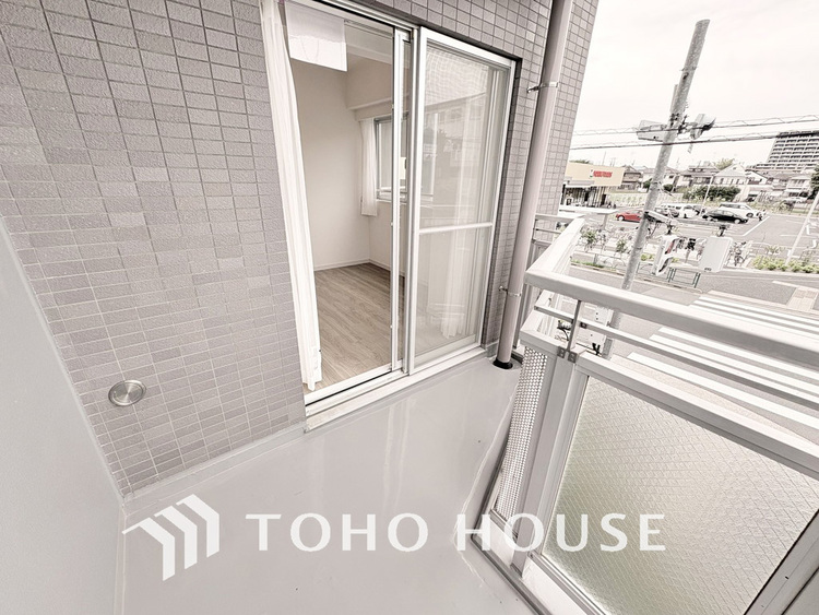 バルコニー 日当たりの良いバルコニーで晴れの日の洗濯物も楽しみになりますね