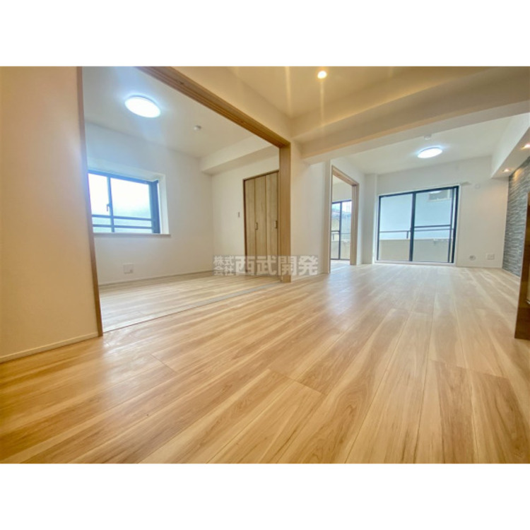 居間 柔らかな光が射し込む家族団らんのＬＤＫ