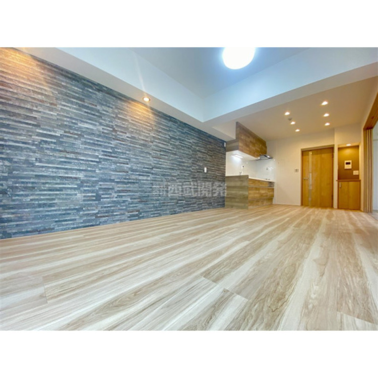 居間 アクセントクロスを施してあります。一面に変化を加えるだけで、お部屋の雰囲気がガラっと変わります。