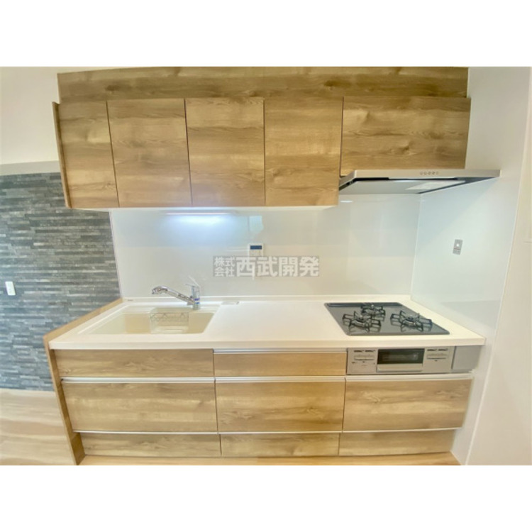 キッチン 吊り戸棚も付いていて収納豊富なキッチンです。