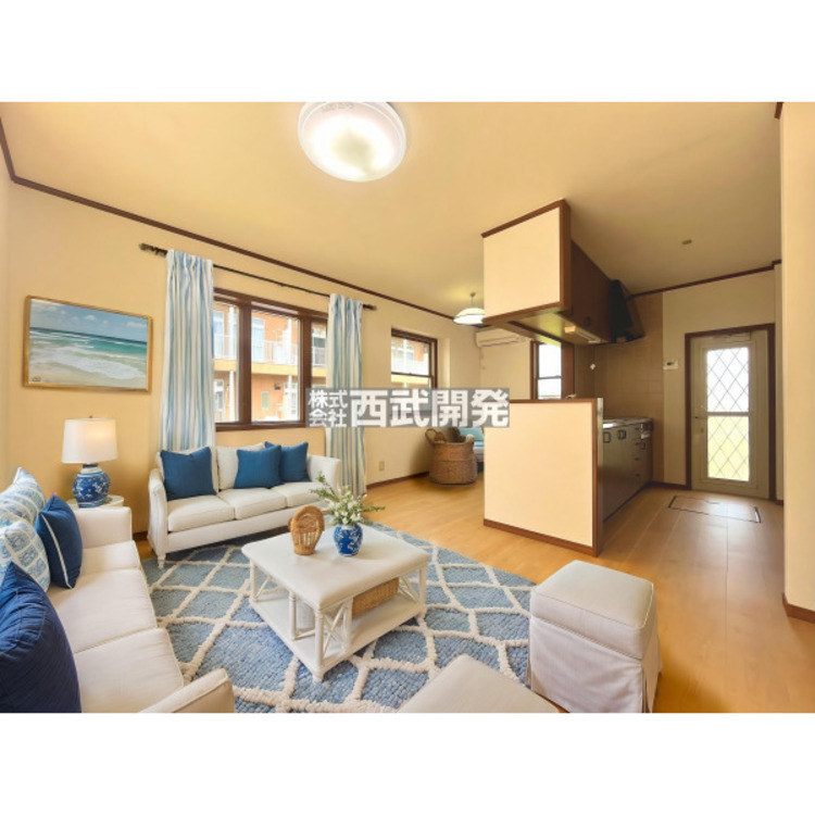 居間 【配置してある家具や小物はCGによるイメージです。】